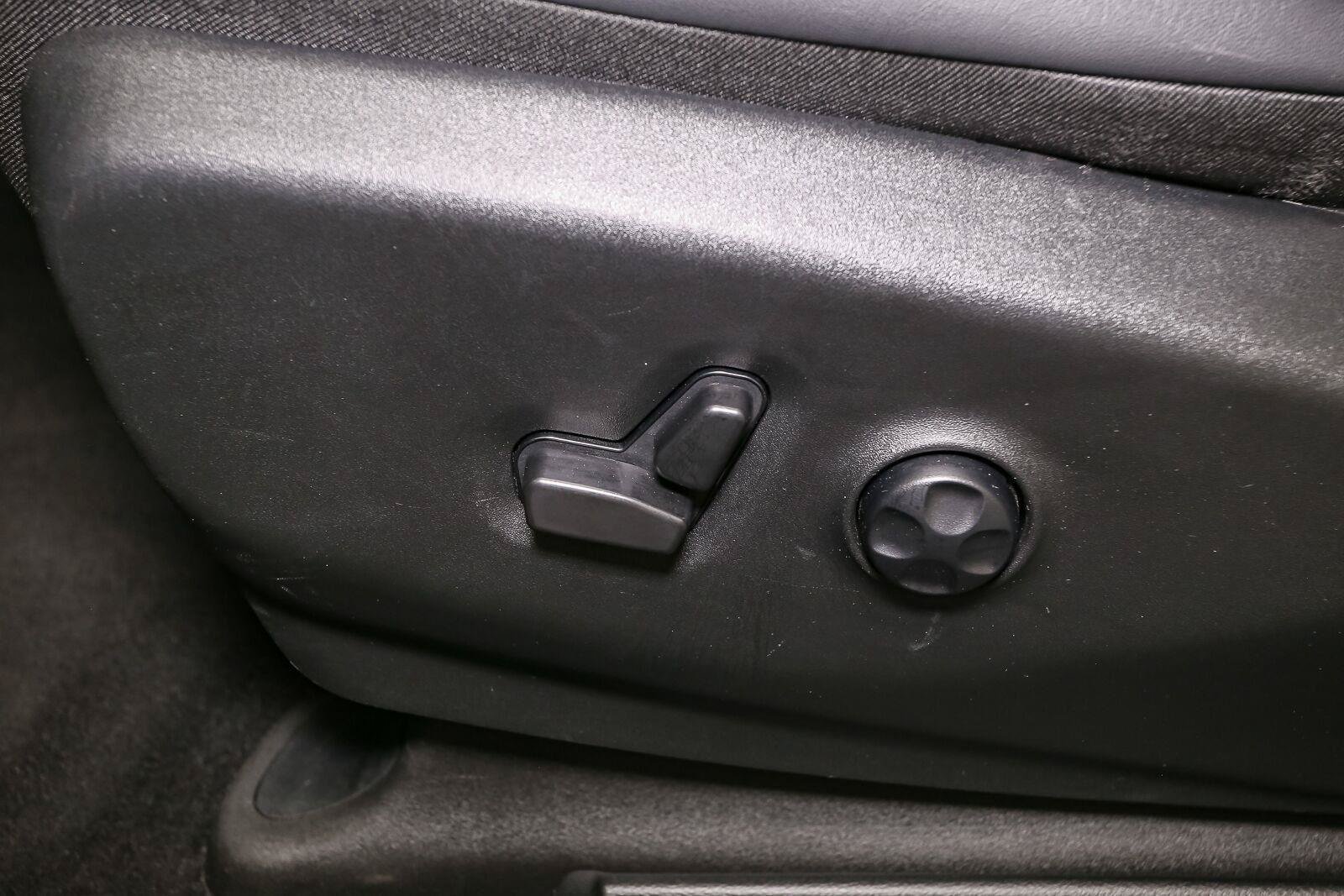 Used 2025 Chrysler Pacifica Select FWD image 42