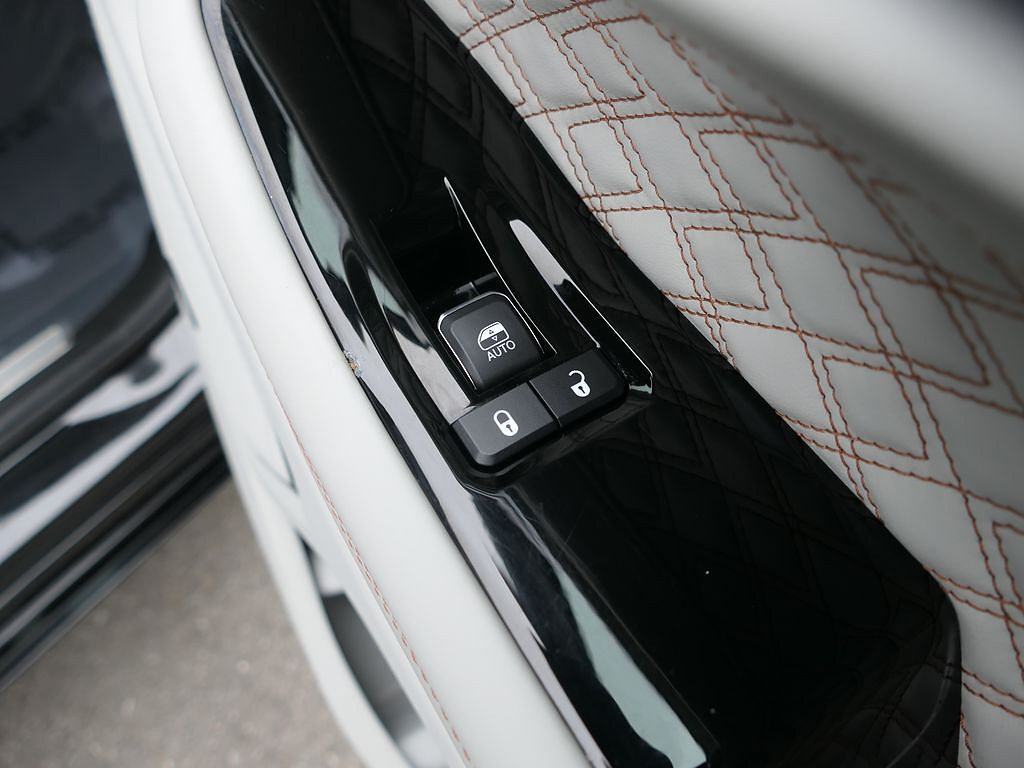 Used 2023 Jeep Grand Cherokee Summit w/ Luxury Tech Group V AWD/4WD image 24