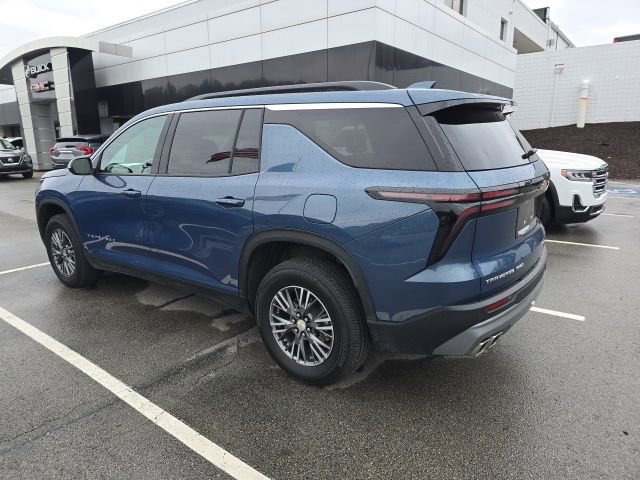 Used 2025 Chevrolet Traverse LT image 3