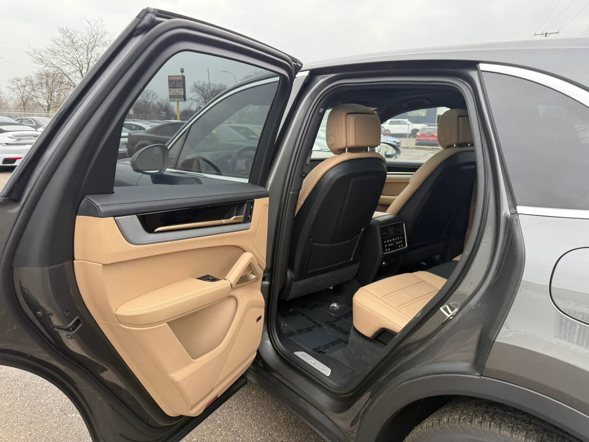 Used 2025 Porsche Cayenne E-Hybrid Sport Utility 4D w/ Premium Package Plus image 27