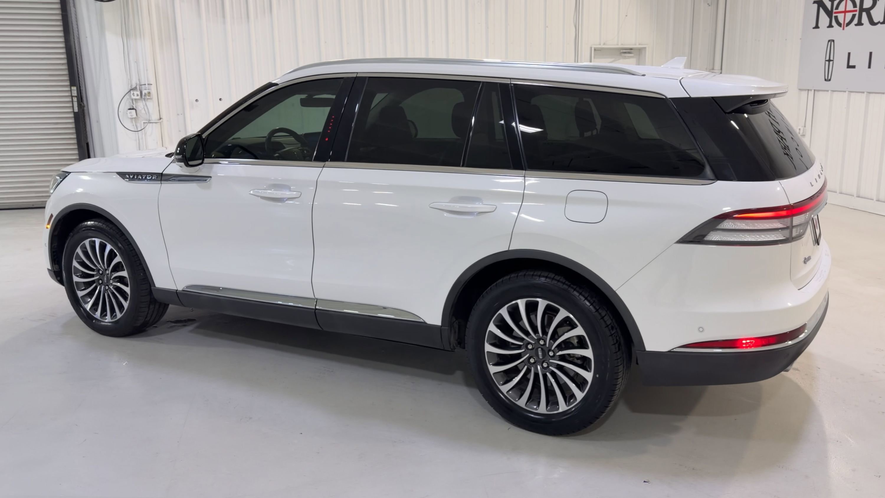 Used 2022 Lincoln Aviator Reserve w/ Equipment Group 201A image 7