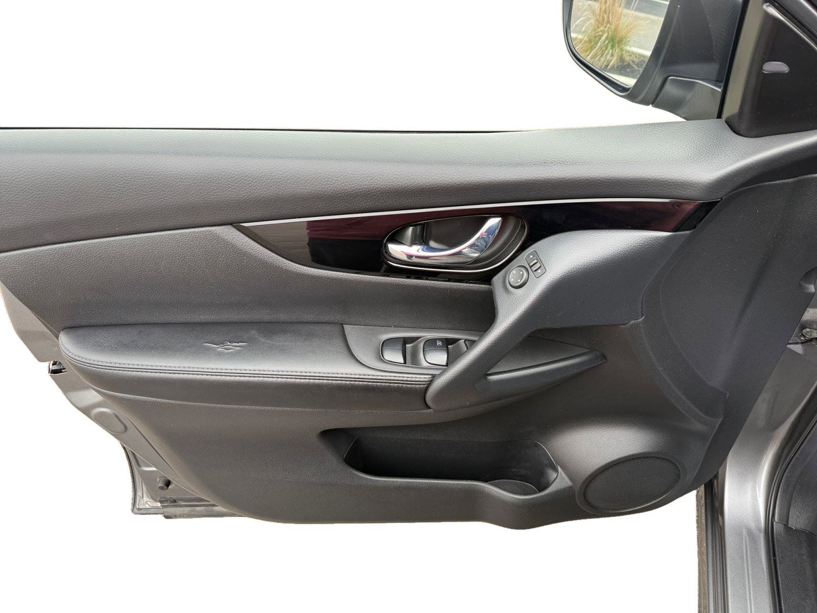 Used 2022 Nissan Rogue Sport SV image 9