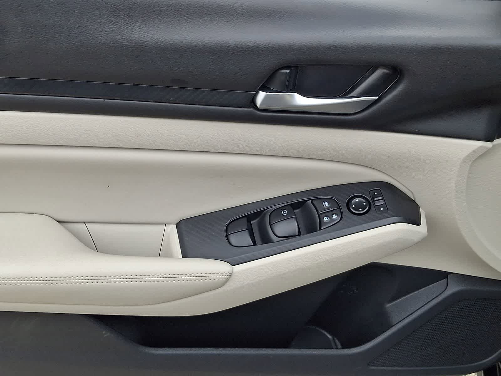 Used 2024 Nissan Altima 2.5 SV image 13