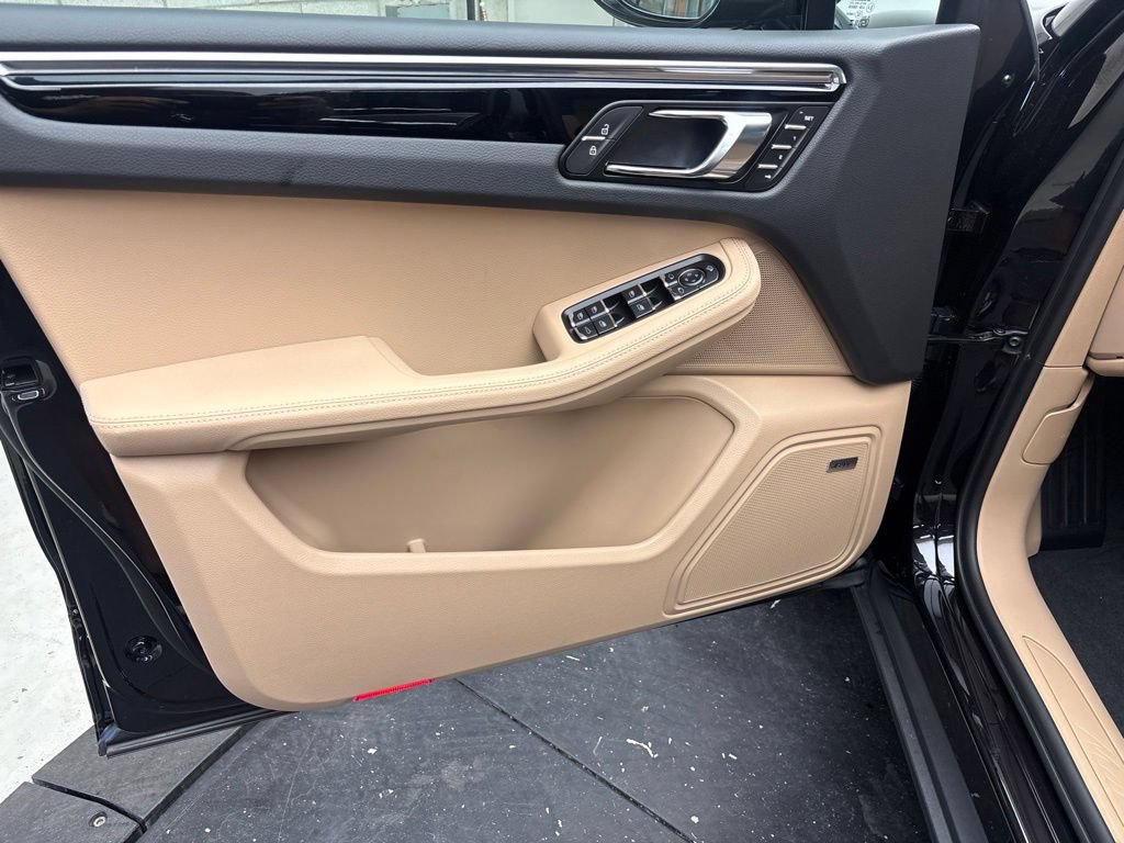 New 2026 Porsche Macan Turbo AWD/4WD image 4