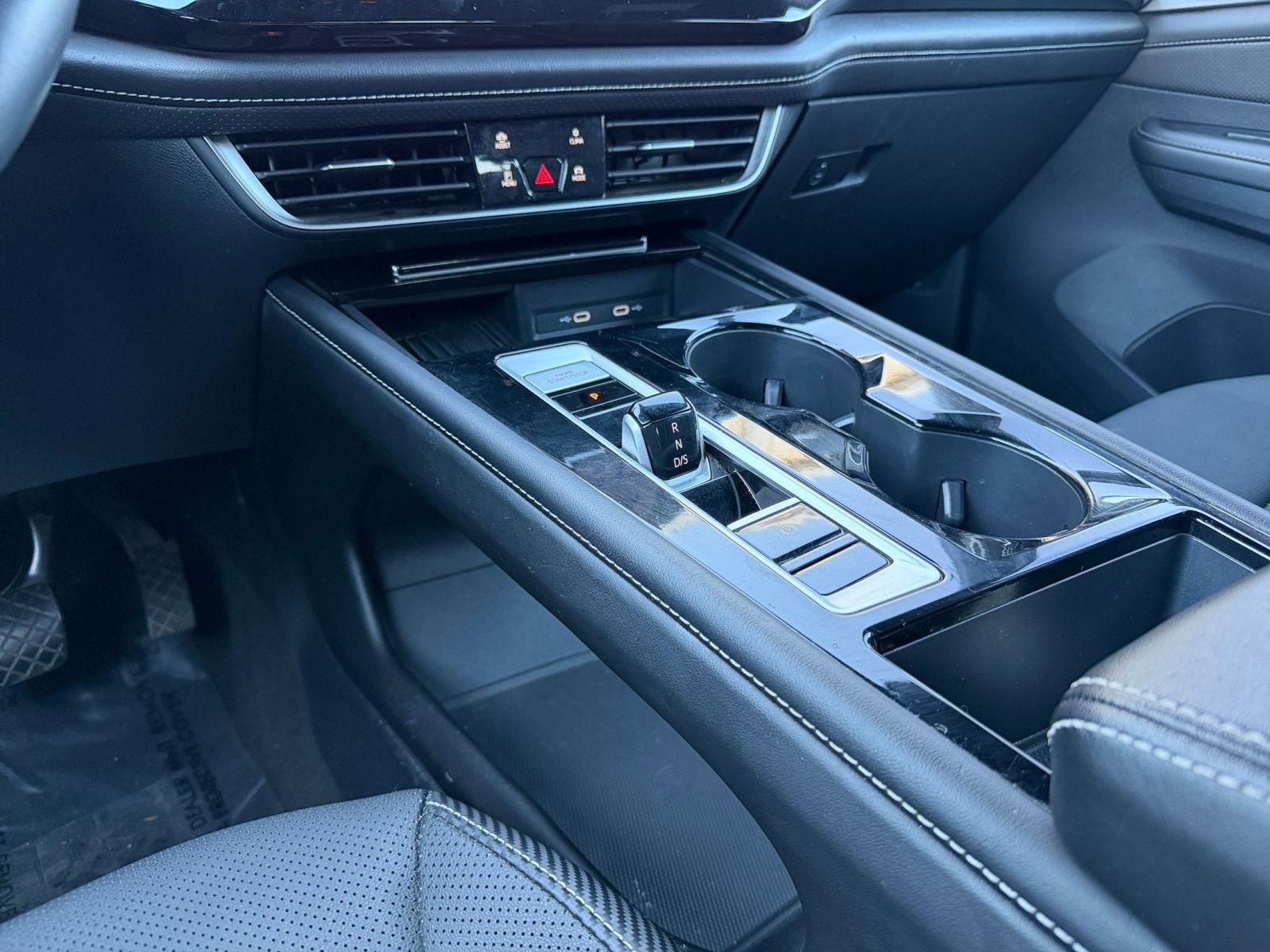 Used 2025 Volkswagen Atlas Cross Sport SE FWD image 43