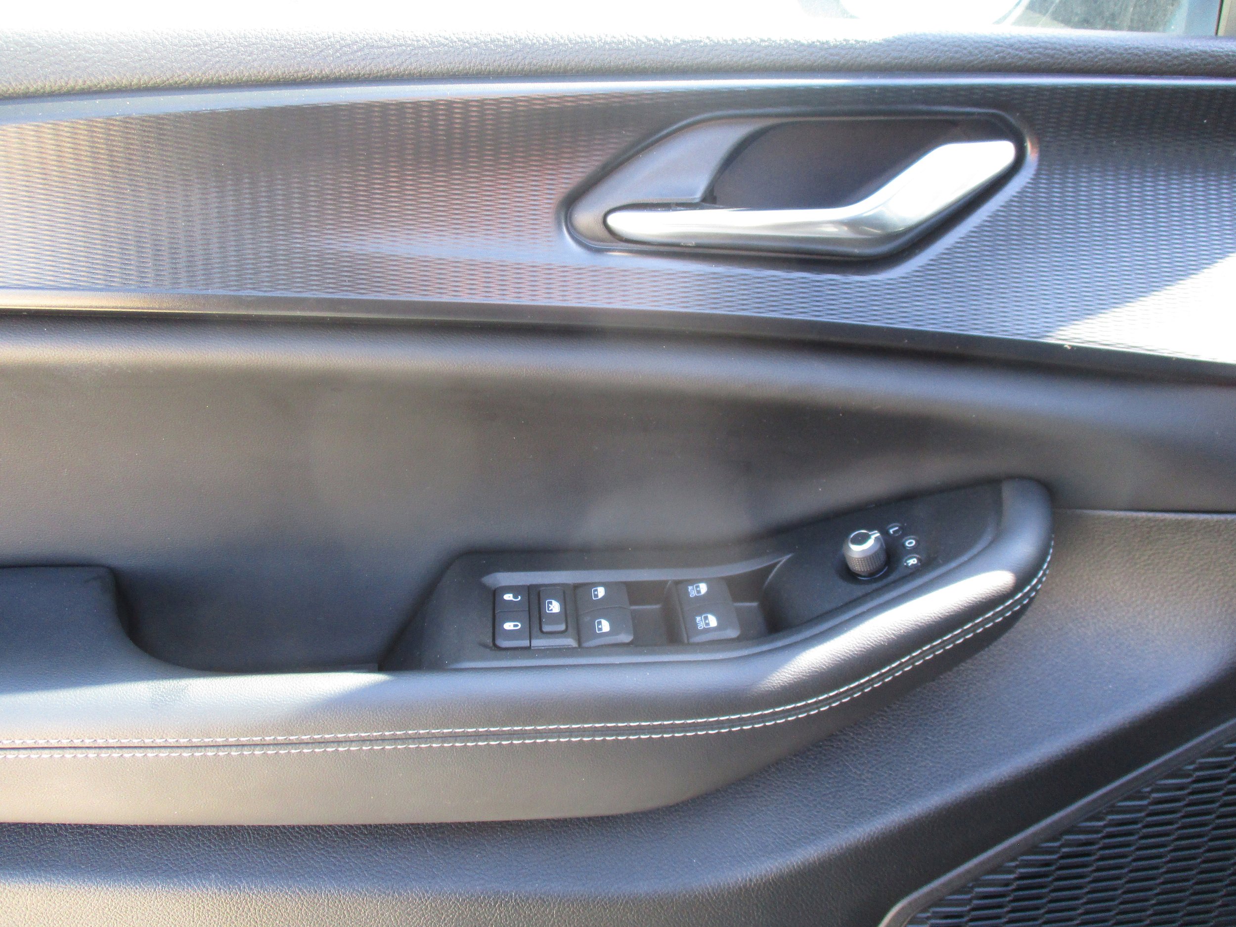 Used 2024 Jeep Grand Cherokee L Laredo w/ Luxury Tech Group I RWD image 13