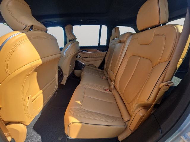 Used 2024 Jeep Grand Cherokee Summit AWD/4WD image 12