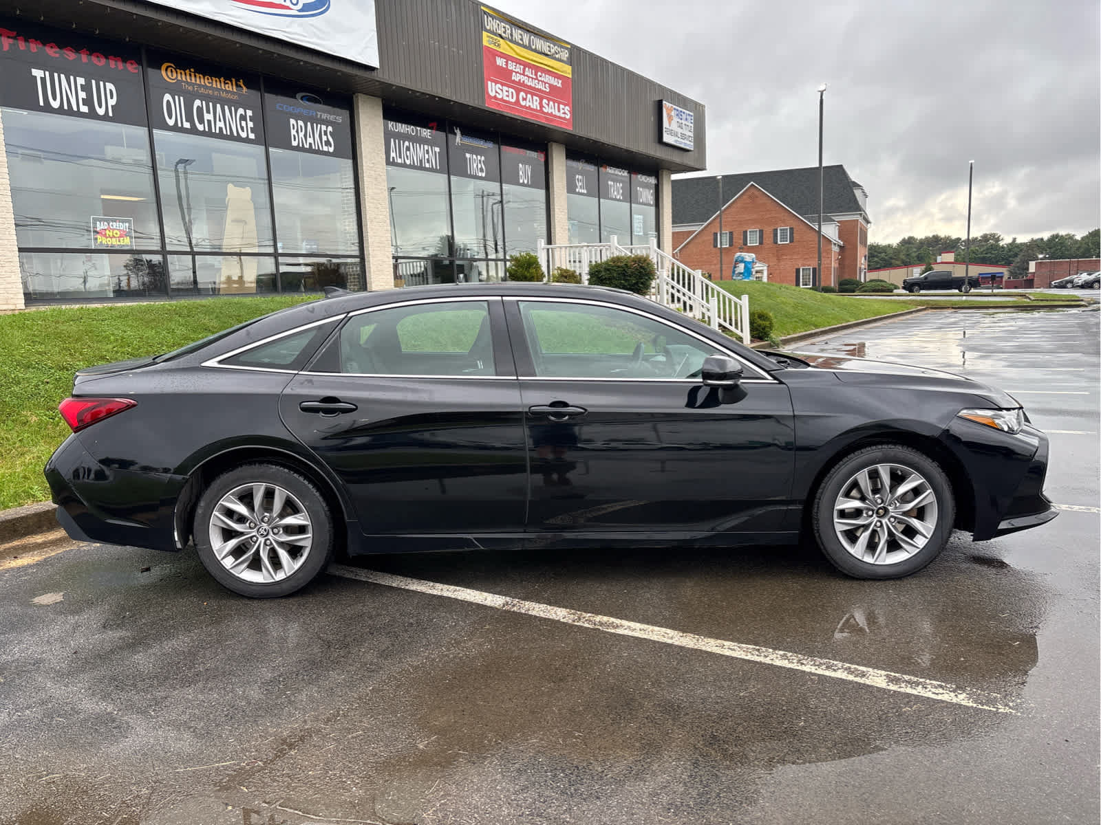 Used 2021 Toyota Avalon XLE w/ Moonroof Package FWD image 2