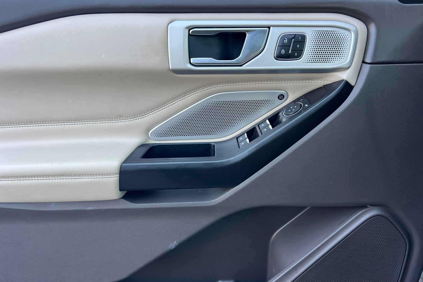 Used 2020 Ford Explorer Platinum w/ Premium Technology Package image 11