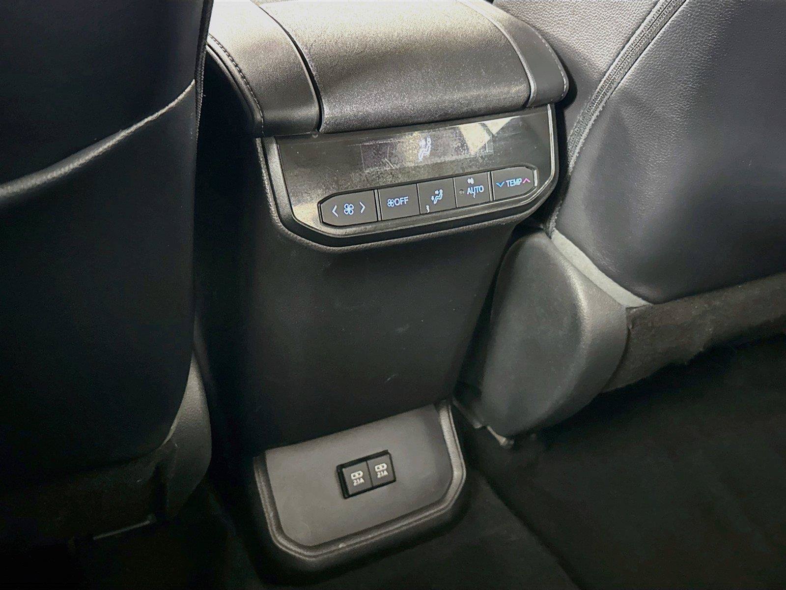 Used 2021 Toyota Highlander XLE AWD/4WD image 35