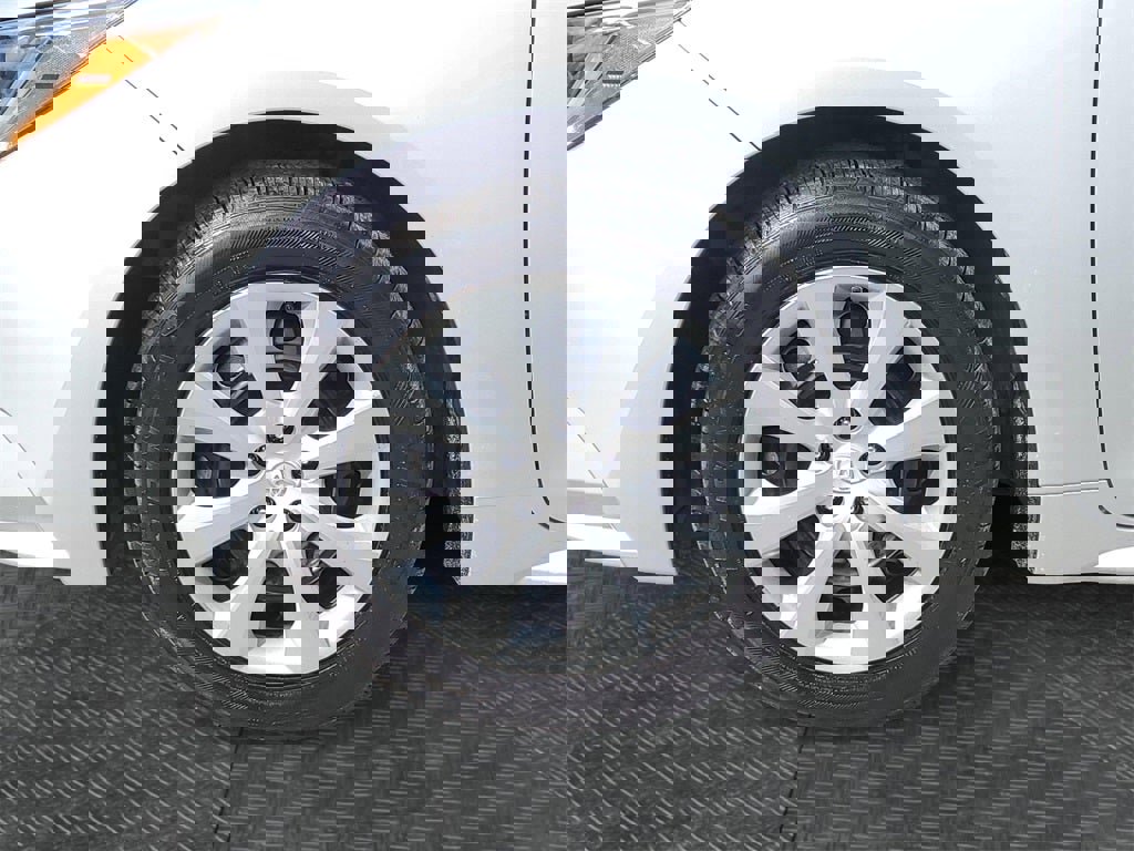 Used 2022 Toyota Corolla LE image 5