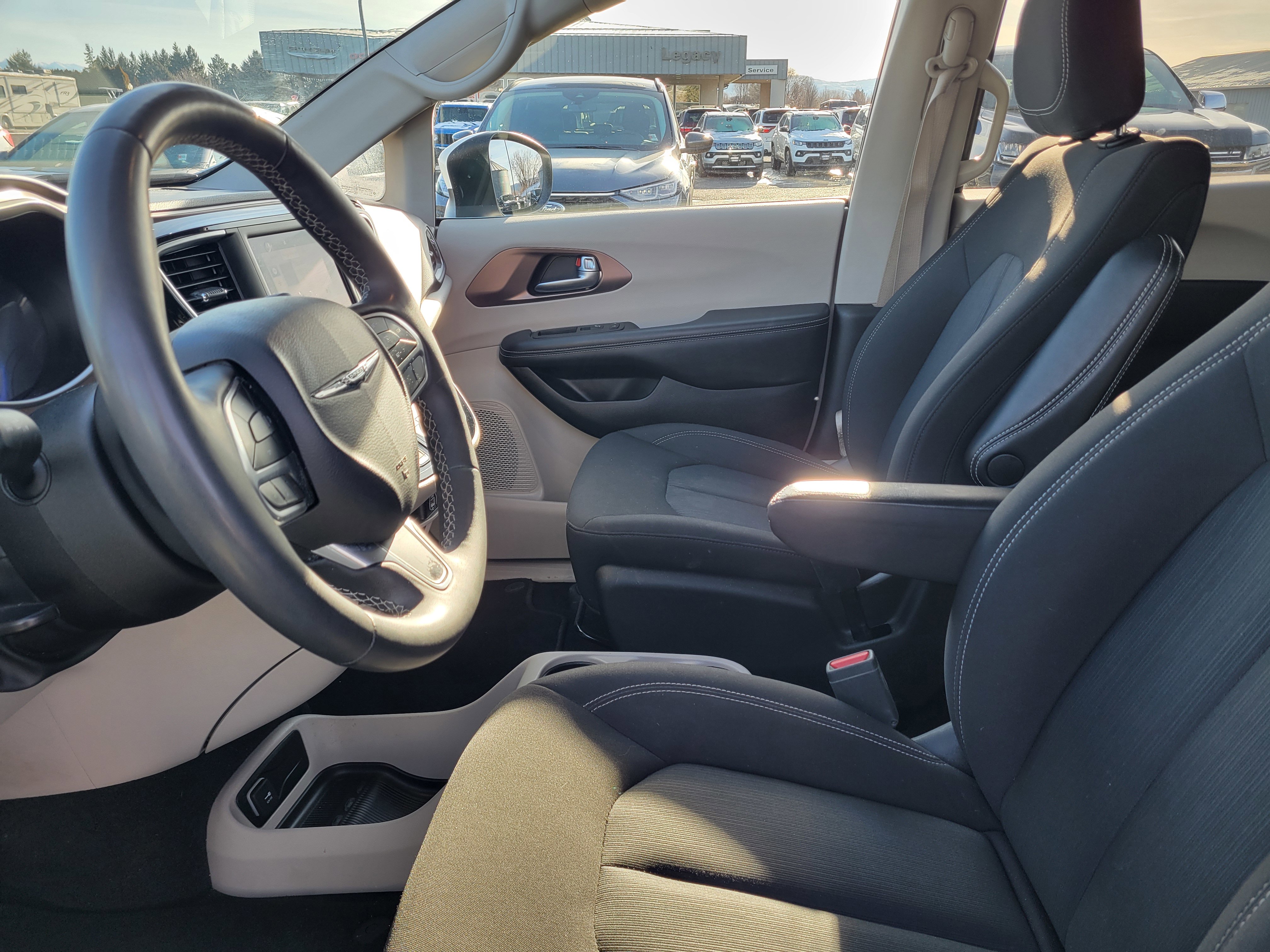 Used 2023 Chrysler Voyager LX image 7