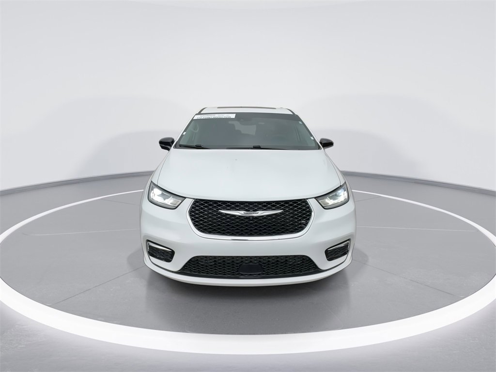 Used 2024 Chrysler Pacifica Limited w/ Uconnect Theater Family Group image 3