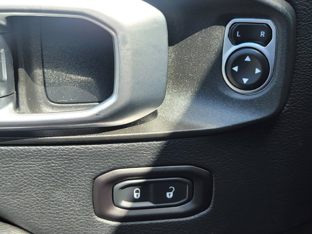 Used 2018 Jeep Wrangler Unlimited Rubicon w/ Dual Top Group AWD/4WD image 37
