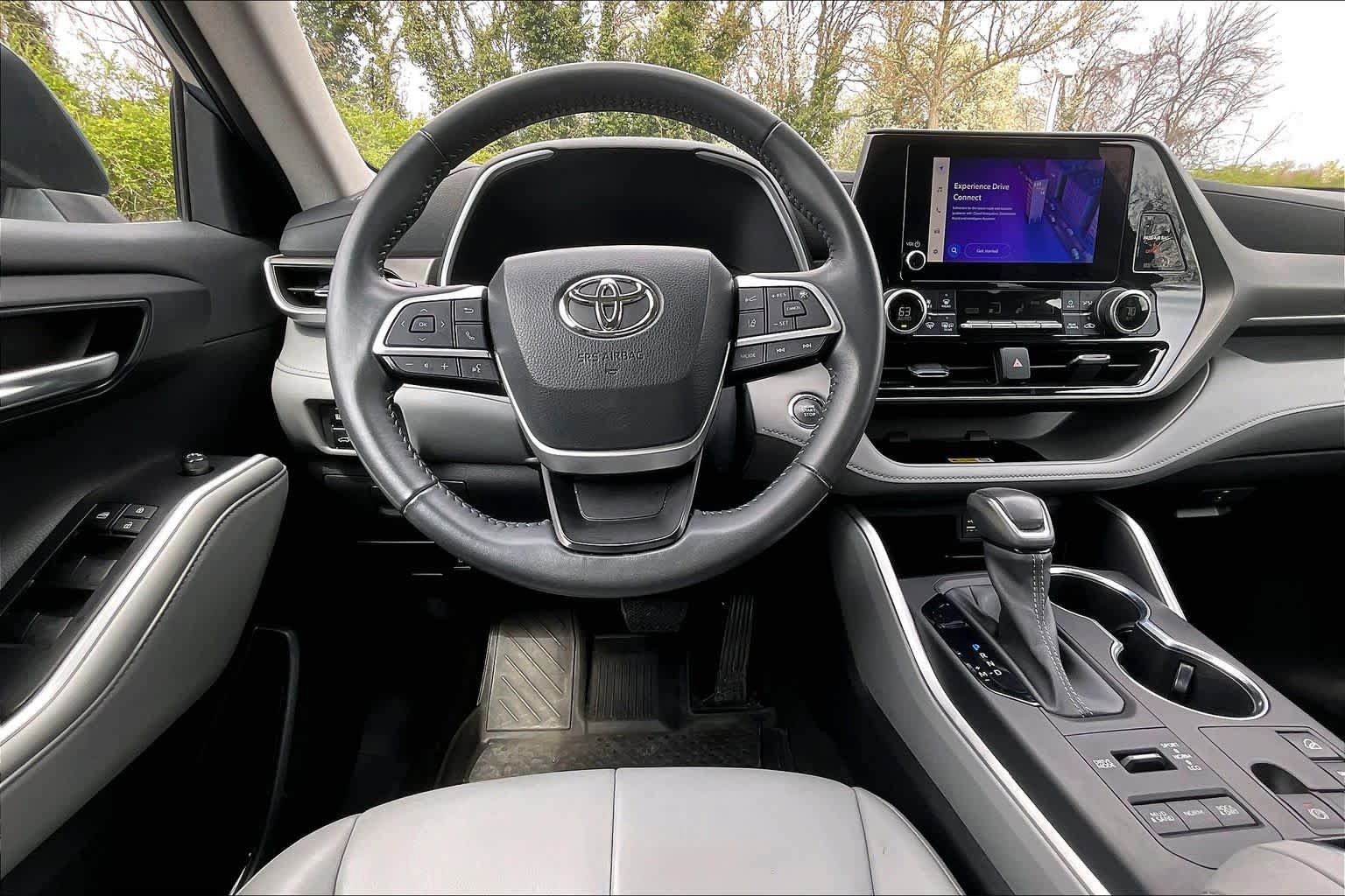 Used 2023 Toyota Highlander XLE AWD/4WD image 6