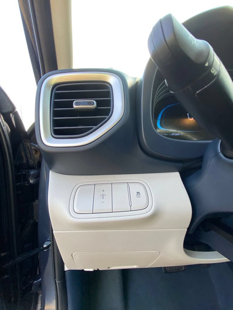 Used 2025 Hyundai Venue Limited FWD image 11