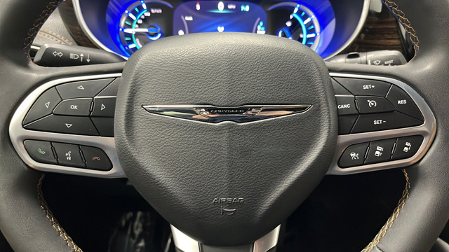 Used 2023 Chrysler Pacifica Pinnacle FWD image 16