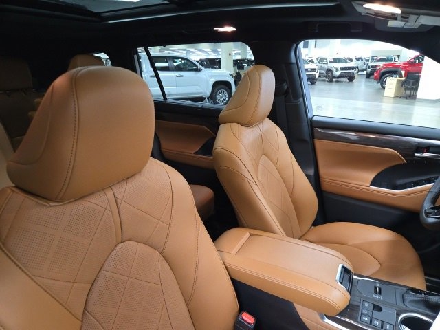 New 2026 Toyota Highlander Platinum image 10