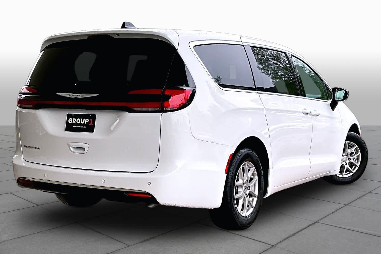 Used 2025 Chrysler Pacifica Select image 11