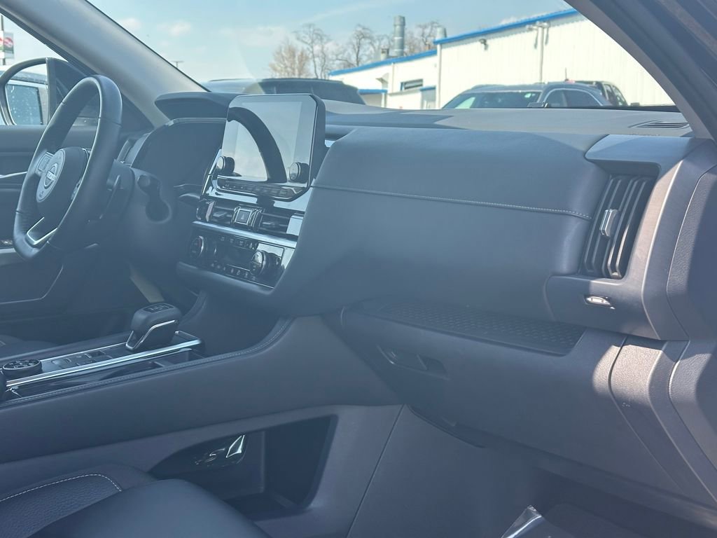 Used 2025 Nissan Pathfinder SL AWD/4WD image 18