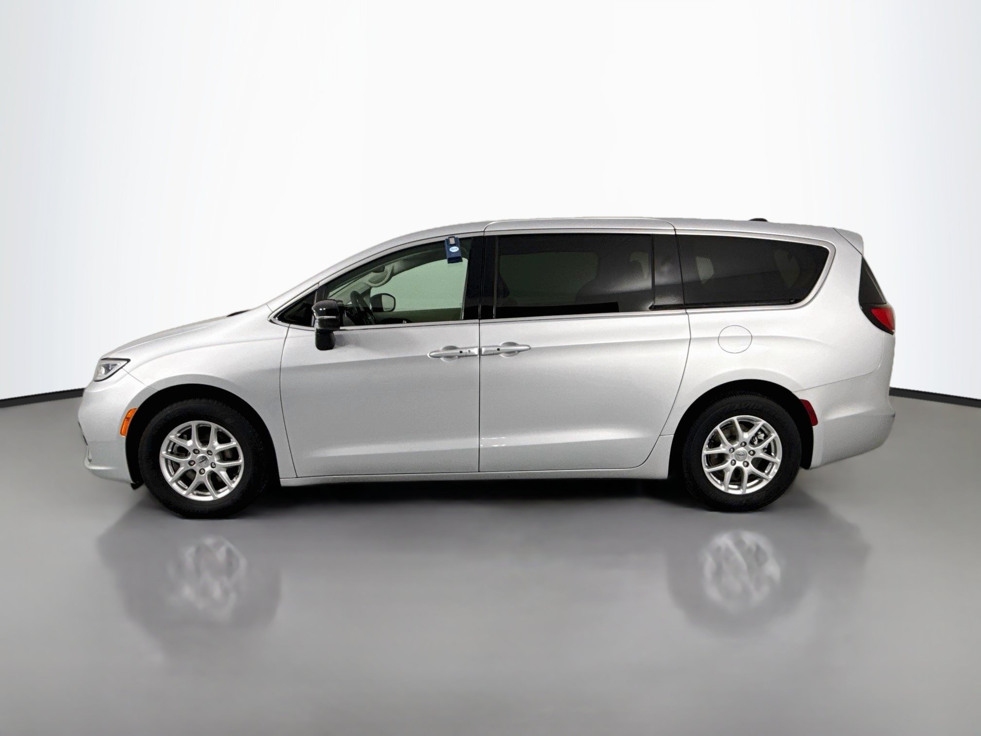Used 2024 Chrysler Pacifica Touring-L FWD image 4