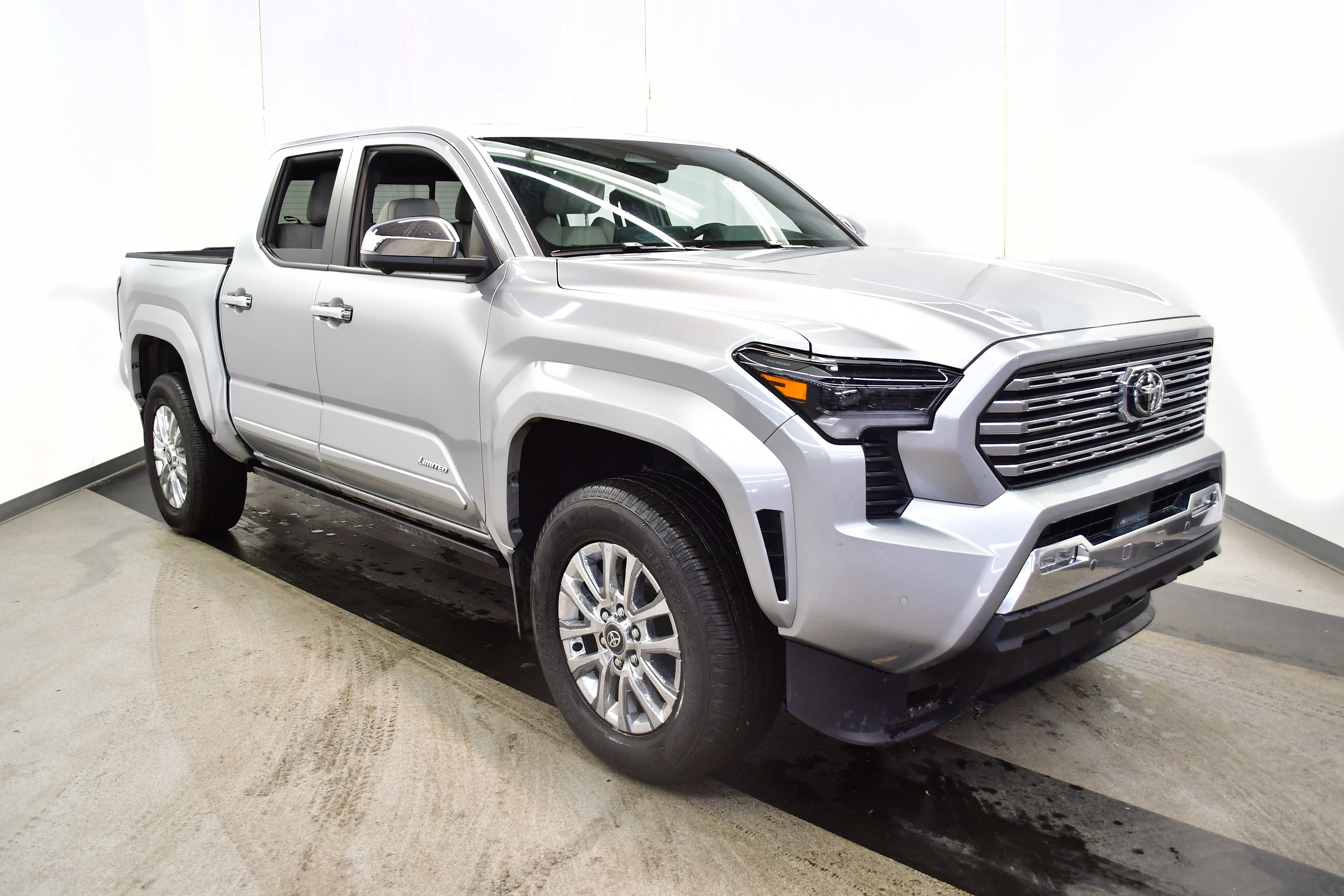 Used 2024 Toyota Tacoma Limited w/ Limited Package (LT) image 4