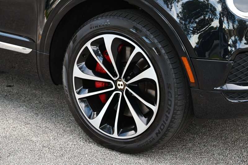 Used 2019 Bentley Bentayga AWD/4WD image 17