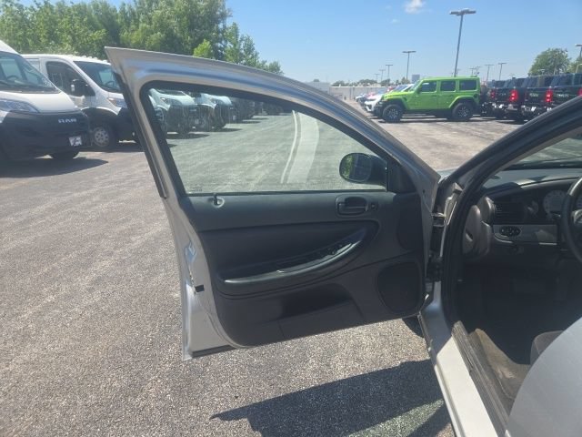 Used 2005 Dodge Stratus SXT w/ Special Edition Group FWD image 13
