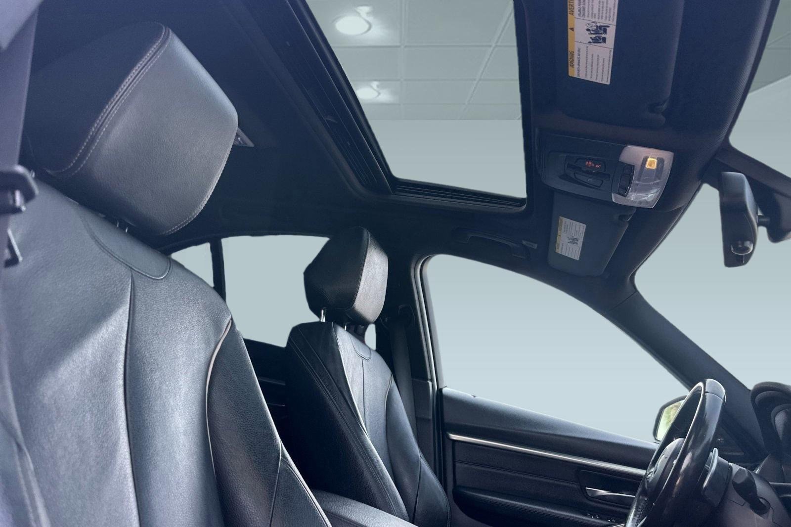 Used 2018 BMW 340i Sedan w/ Premium Package image 29