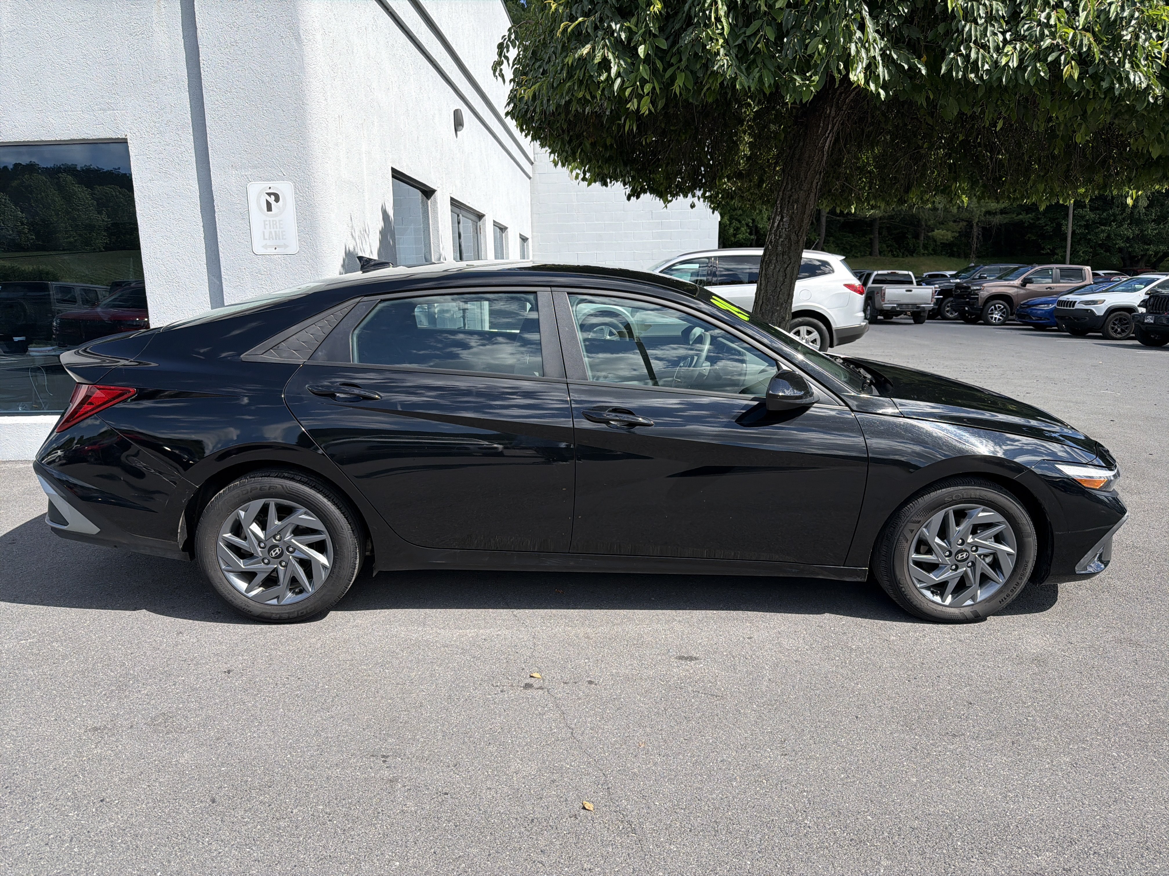 Used 2024 Hyundai Elantra SEL FWD image 3