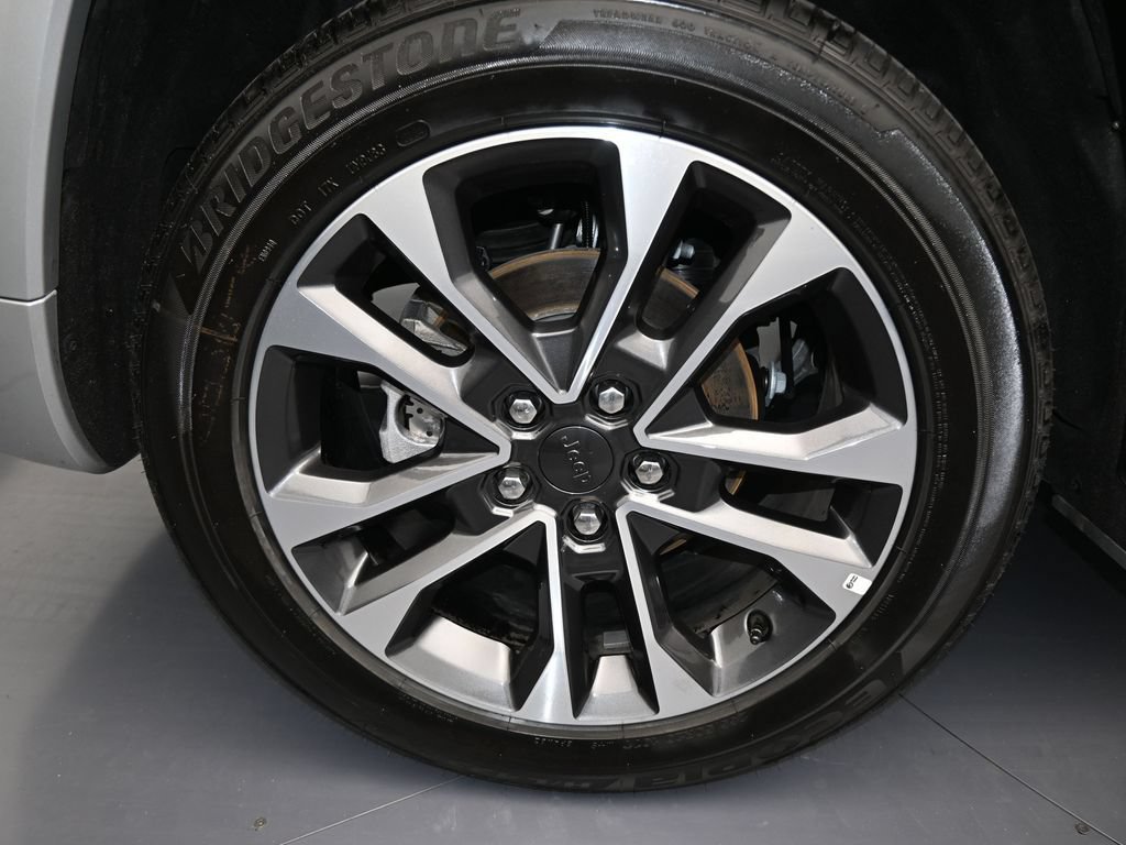 Used 2024 Jeep Grand Cherokee Overland w/ Luxury Tech Group IV AWD/4WD image 48