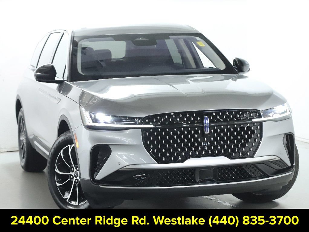 Used 2025 Lincoln Nautilus Premier AWD/4WD image 2