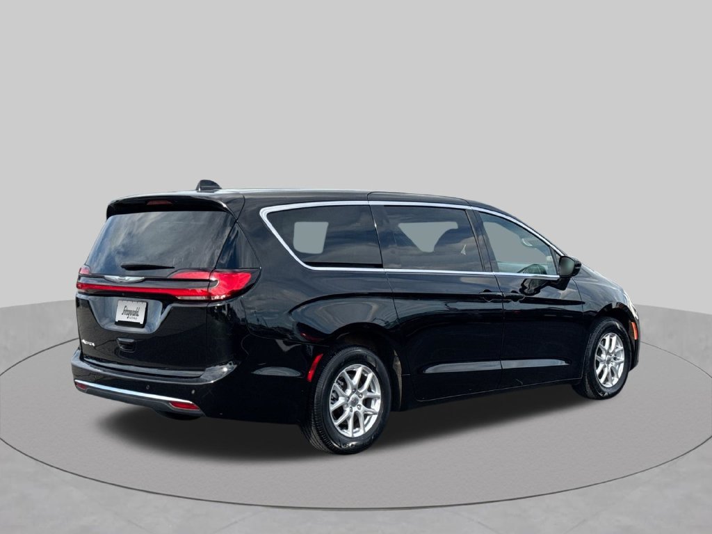 Used 2024 Chrysler Pacifica Touring FWD image 8