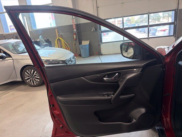 Used 2018 Nissan Rogue SV AWD/4WD image 19
