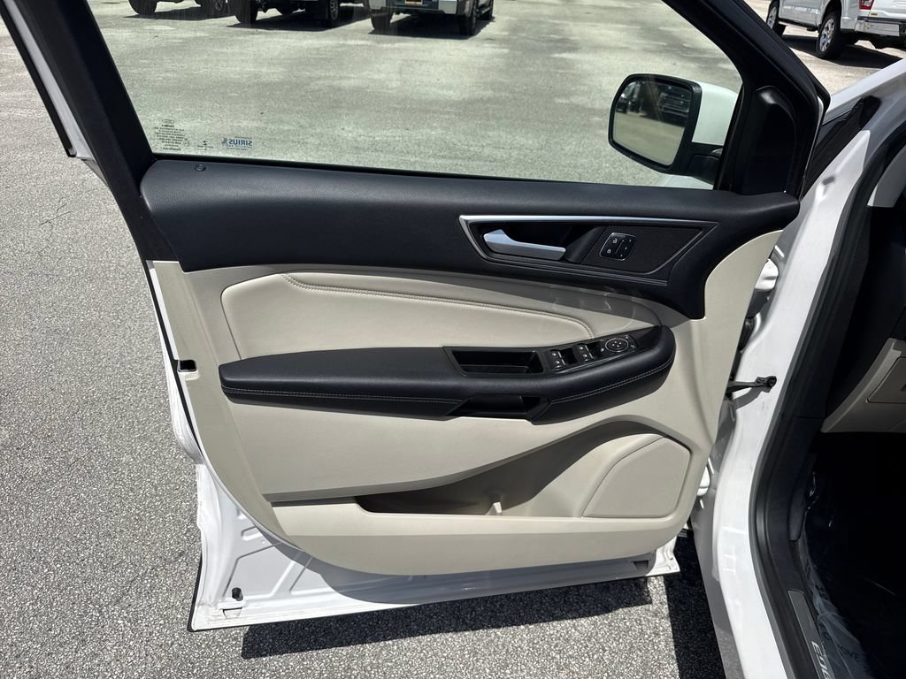 Used 2016 Ford Edge Titanium w/ Technology Package FWD image 12