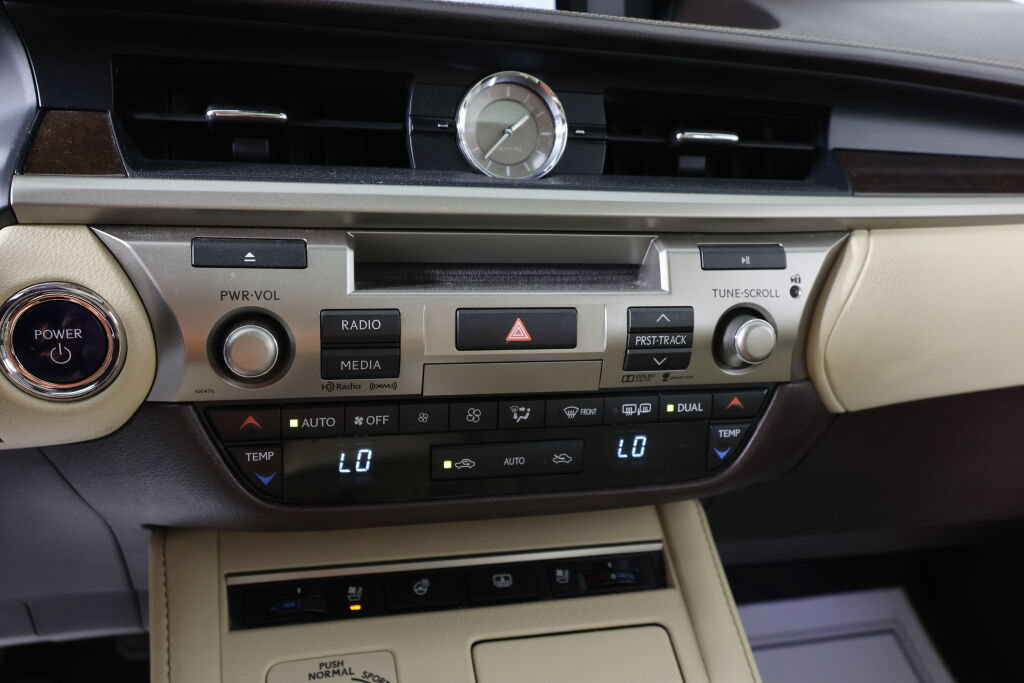 Used 2016 Lexus ES 300h w/ Luxury Package w/Wood Trim FWD image 37