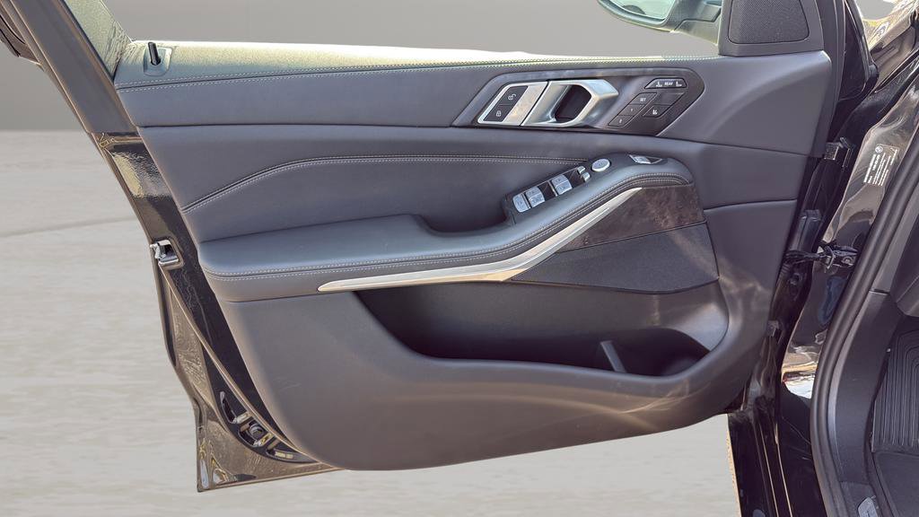 Used 2025 BMW X7 xDrive40i w/ Climate Comfort Package image 17