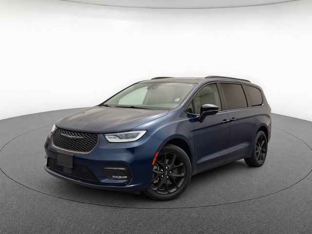 Used 2023 Chrysler Pacifica Limited w/ Uconnect Theater Family Group AWD/4WD image 1