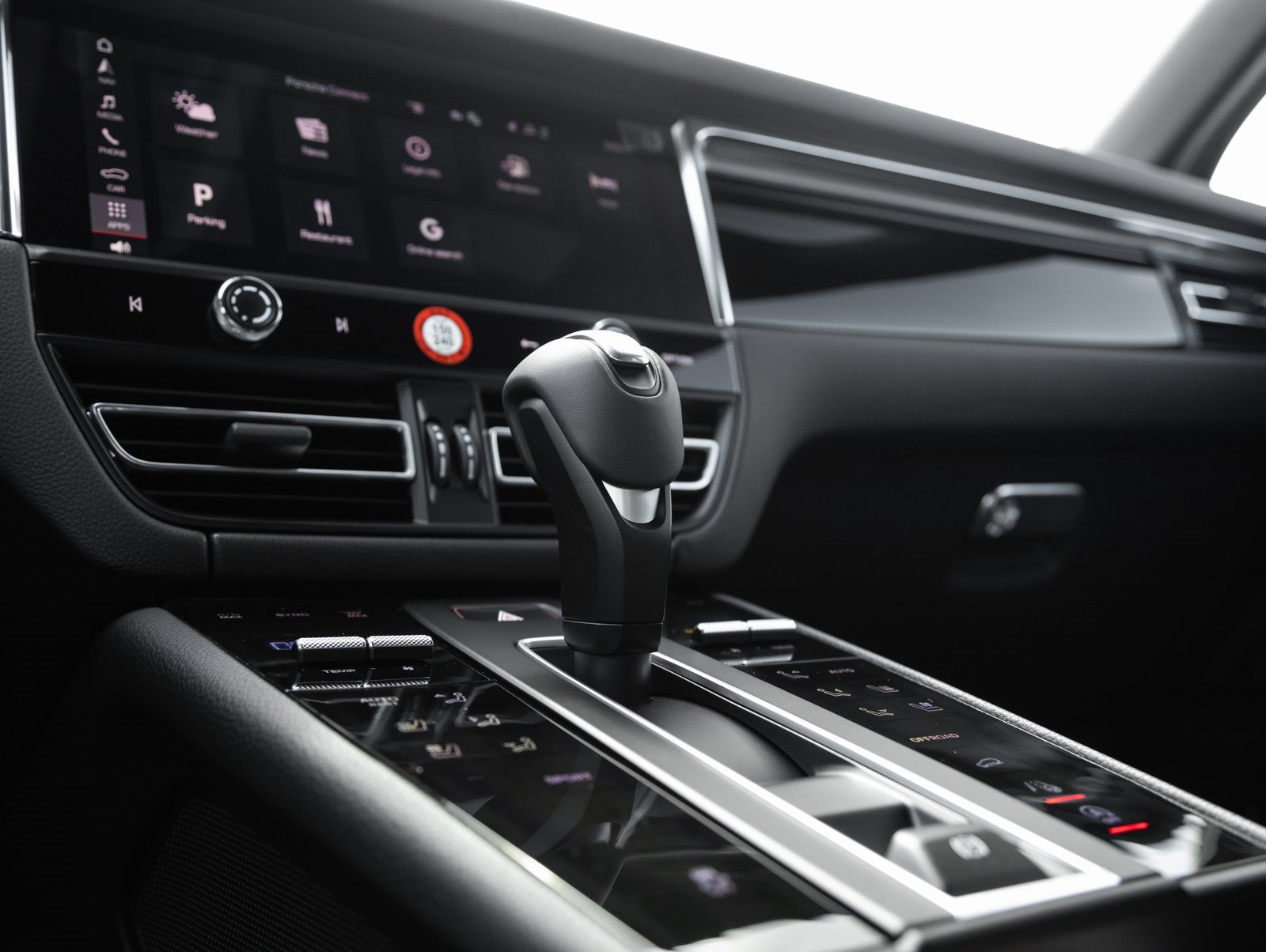 Used 2025 Porsche Macan image 27