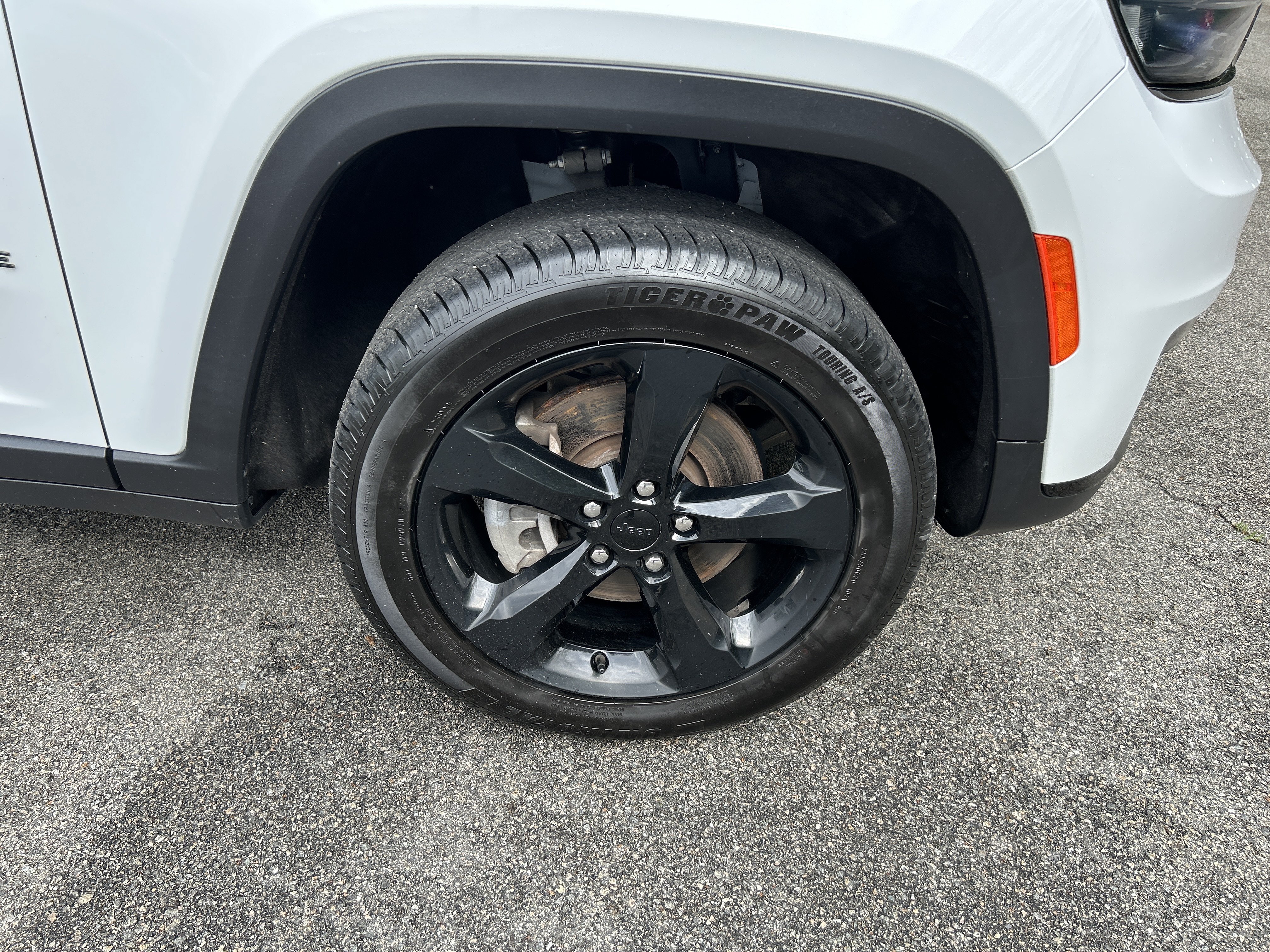 Certified 2023 Jeep Grand Cherokee L Limited w/ Black Appearance Package AWD/4WD image 4