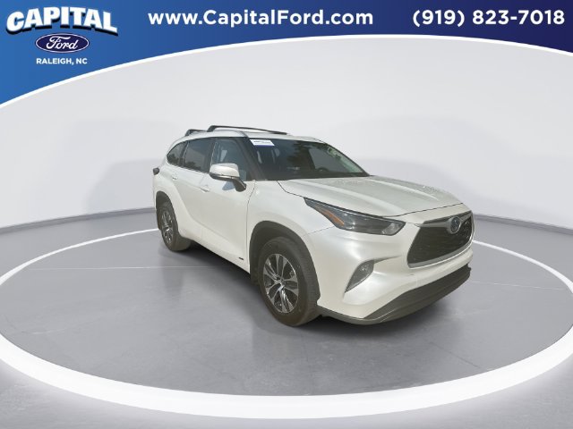 Used 2023 Toyota Highlander XLE AWD/4WD image 2