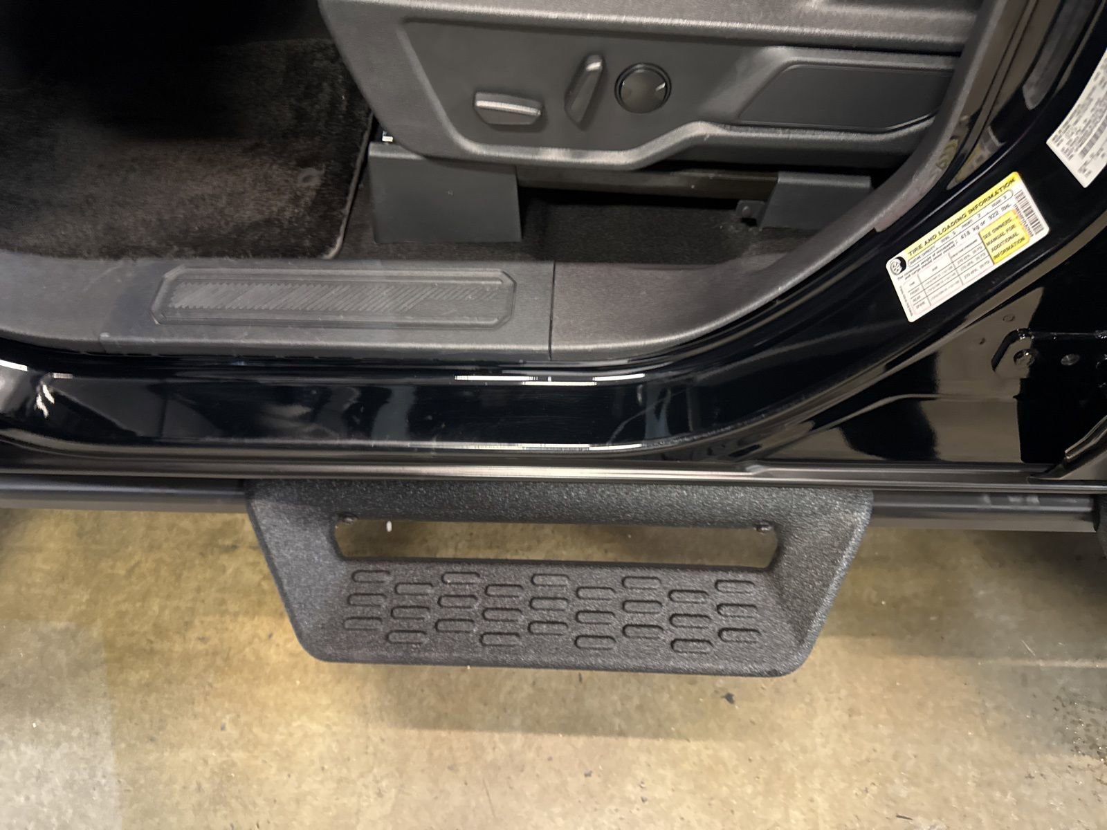 Used 2023 Ford Bronco Badlands image 11