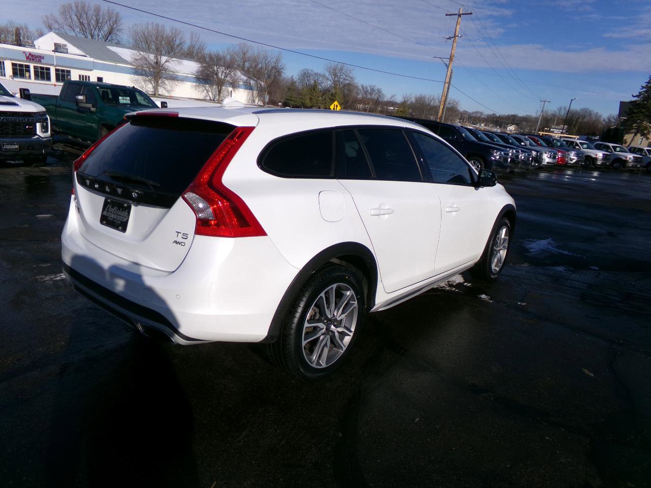 Used 2018 Volvo V60 T5 Cross Country w/ Convenience Package image 3
