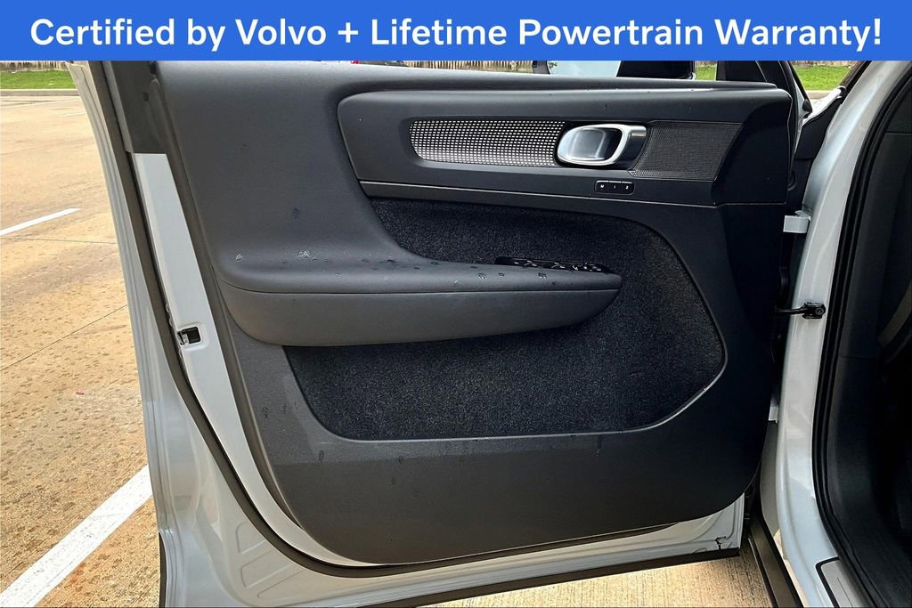 Used 2022 Volvo XC40 T5 R-Design image 23