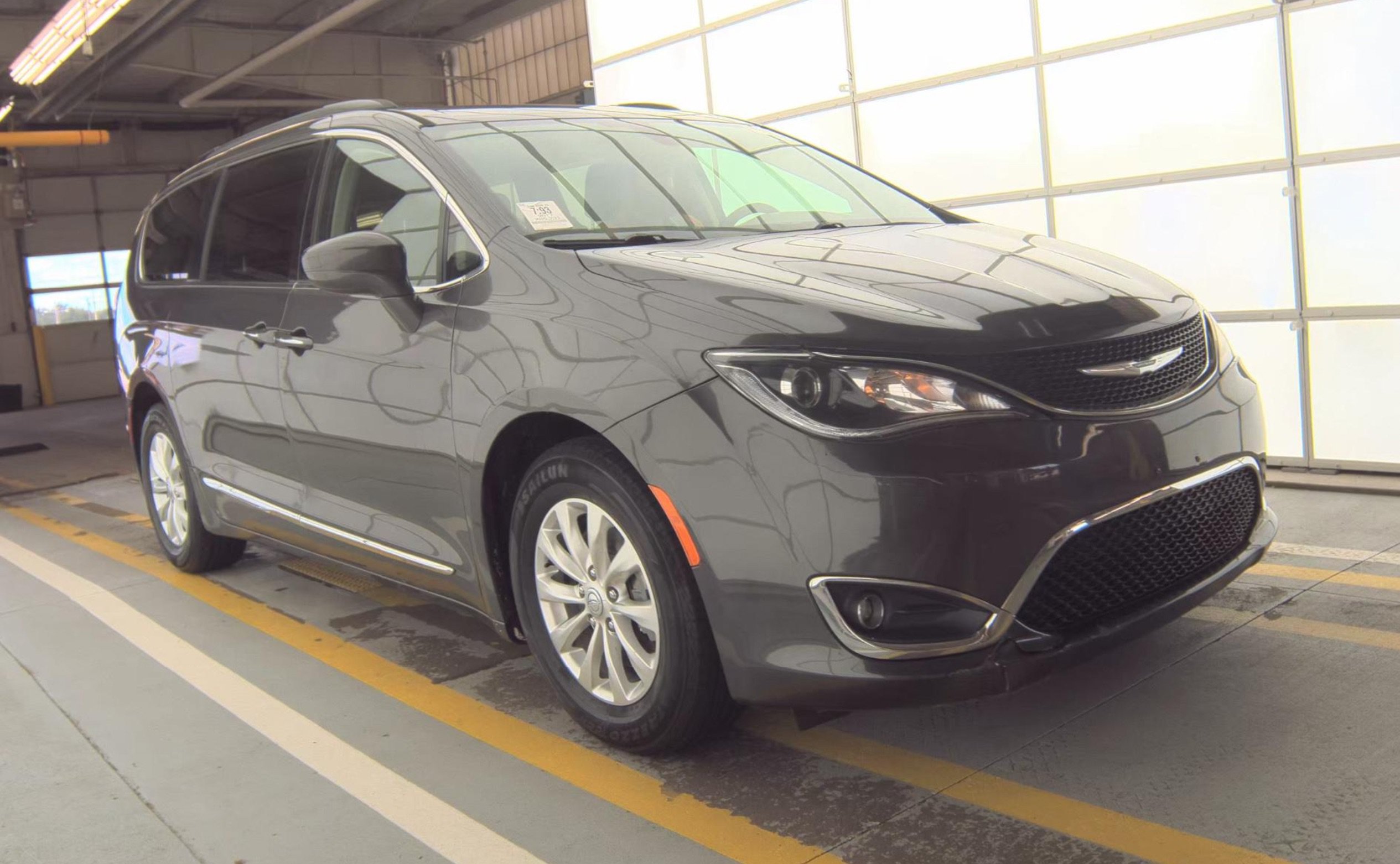 Used 2017 Chrysler Pacifica Touring-L FWD image 3