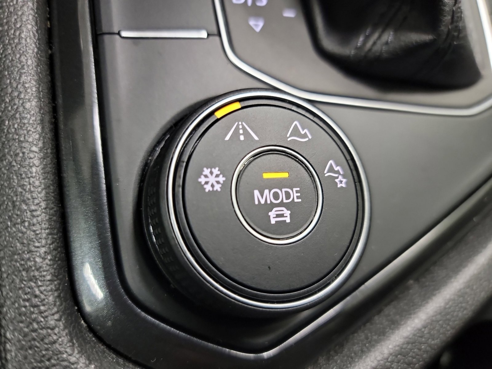 Used 2019 Volkswagen Tiguan SE w/ Panoramic Sunroof Package image 35