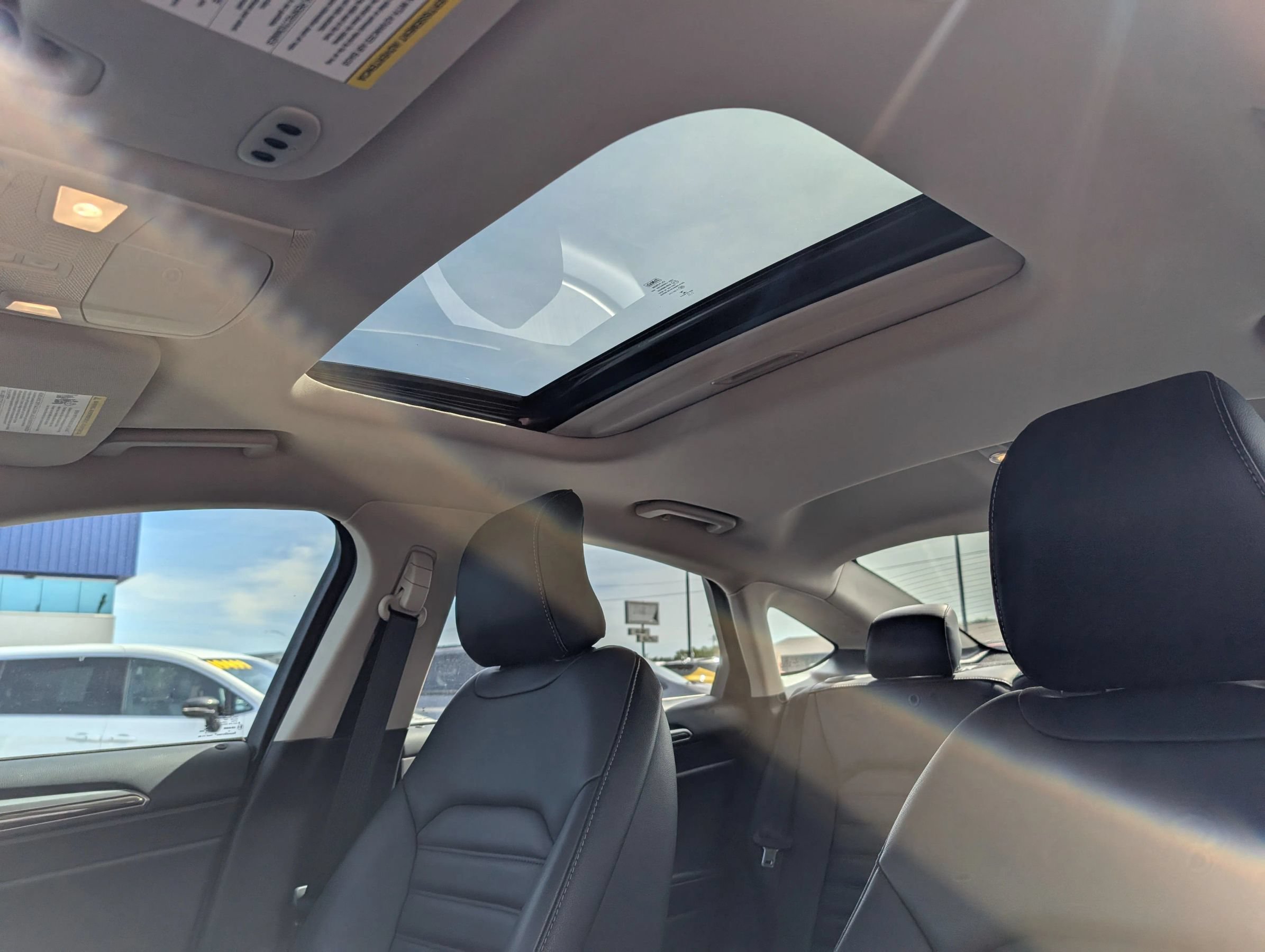 Used 2017 Ford Fusion SE w/ Fusion SE Technology Package FWD image 9