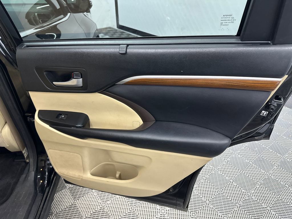 Used 2018 Toyota Highlander Limited Platinum AWD/4WD image 16