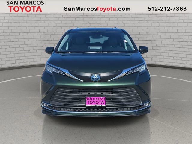 Used 2021 Toyota Sienna XLE image 2