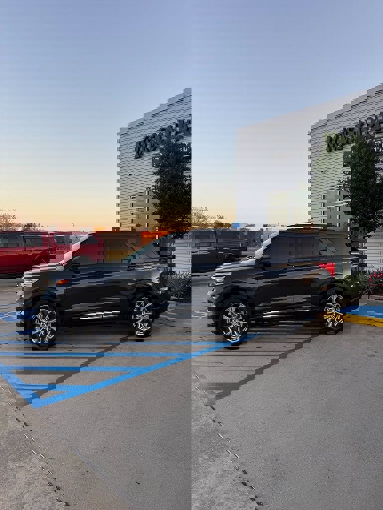 Used 2023 Ford Explorer XLT w/ Equipment Group 202A image 3